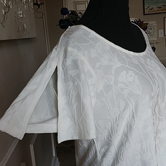 NWT Off White Texture Cold Shoulder Top By Rose + Olive. Size M - Picture 12 of 17